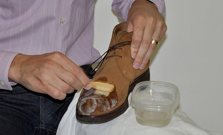 Чистка замшевой обуви в домашних условиях