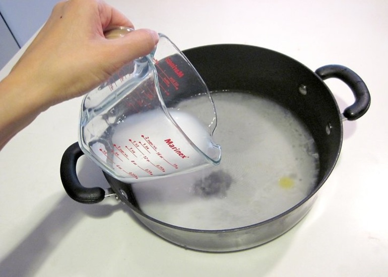 Кальцинированная сода для удаления нагара и жира с посуды