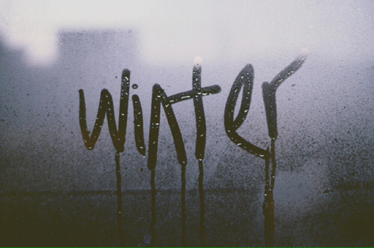 Надпись зима на потном окне