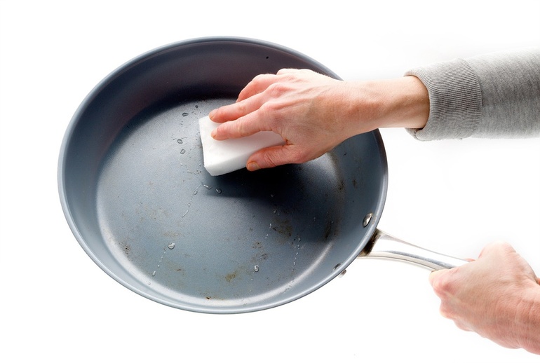 Чем почистить сковородку