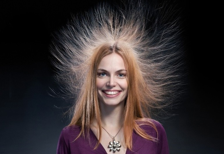 Электризация волос при снятии головных уборов. 