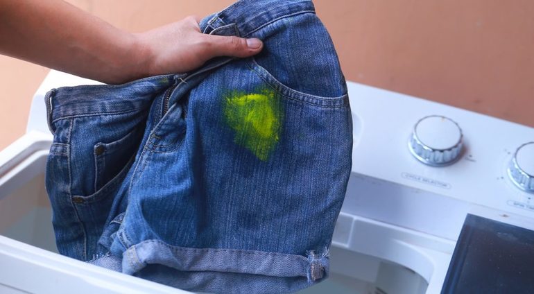 Как можно отстирать пятно с сильно загрязненной одежды