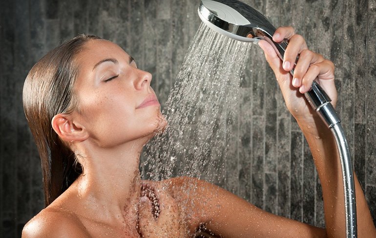 Принимать душ по крайней мере два раза в день от пота