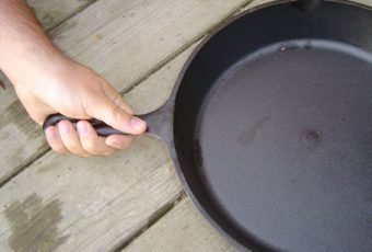 Чистим чугунную сковородку от ржавчины и нагара