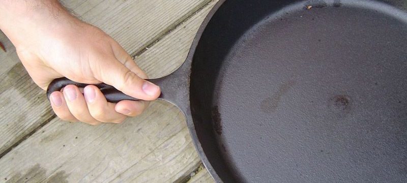 Чистим чугунную сковородку от ржавчины и нагара