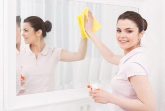 Как и чем помыть зеркала без разводов