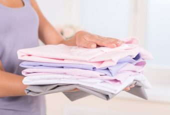 Как погладить одежду без утюга