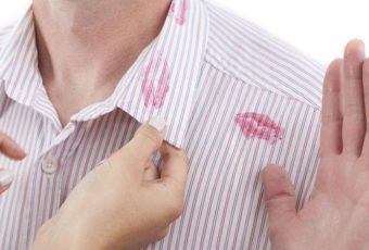 Как отстирать губную помаду с одежды
