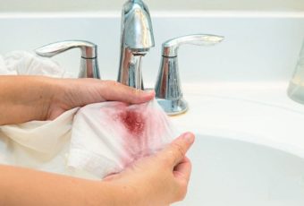 Как эффективно отстирать пятна крови с одежды
