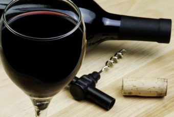 Как хранить открытое вино в бутылке дома