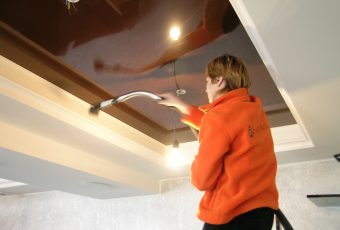 Как мыть натяжные потолки: безопасные способы