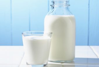 Можно ли заморозить молоко для хранения: правила и советы