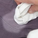 Как убрать белые пятна от дезодоранта на черной одежде