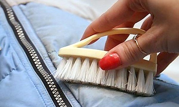 Как почистить пуховик от засалености в домашних условиях