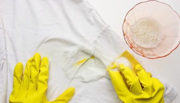 Как вывести желтые пятна с белой одежды в домашних условиях: от пота под мышками