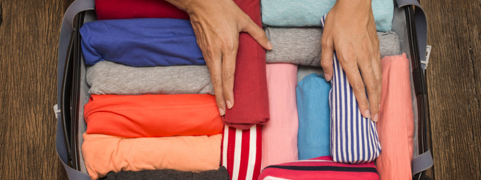 13 интересных способа, как сложить футболку в чемодан, чтобы не помялась