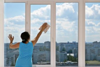 Как быстро и без разводов помыть окна в домашних условиях
