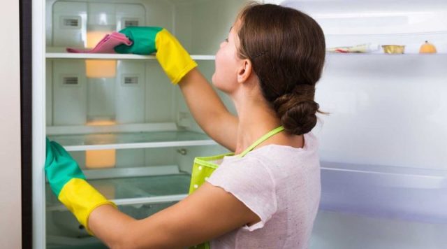 Как отмыть серебристый холодильник