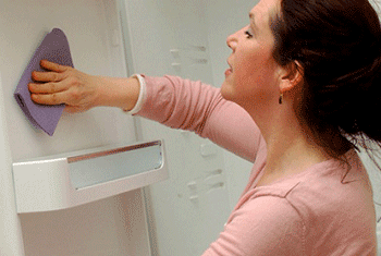Чем отмыть металлический холодильник