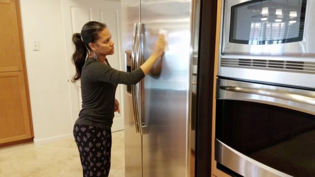Чем отмыть дверцу холодильника