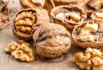 Как правильно хранить очищенные и в скорлупе грецкие орехи