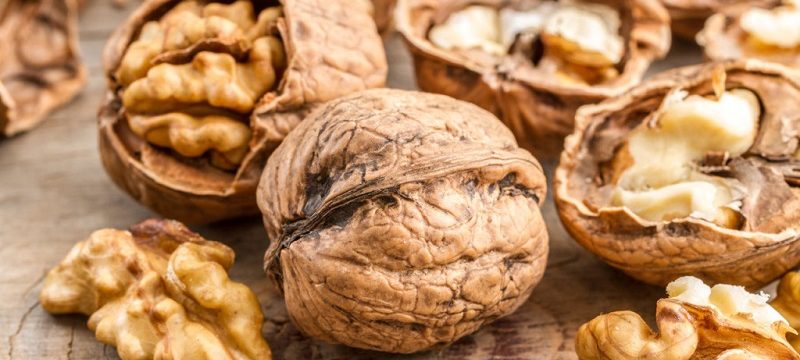 Как правильно хранить очищенные и в скорлупе грецкие орехи