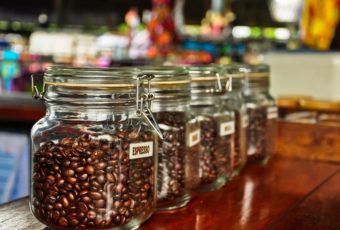 В чем и как правильно хранить кофе в зернах в домашних условиях