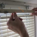 Как снять жалюзи с окна