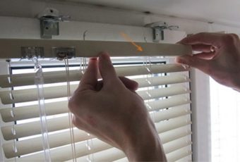 Как снять жалюзи с окна для стирки, чтобы не сломать крепления