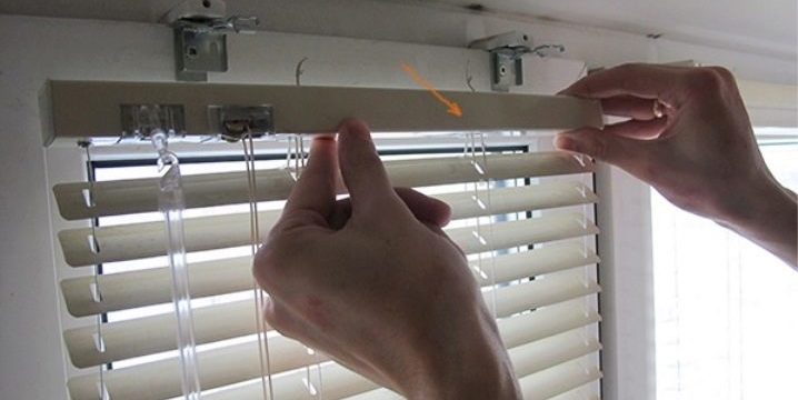 Как снять жалюзи с окна для стирки, чтобы не сломать крепления