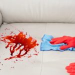 Как вывести кровь с дивана