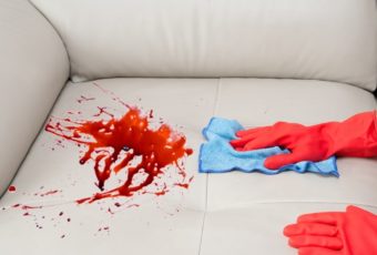 Как и чем вывести свежую и засохшую кровь с дивана в домашних условиях
