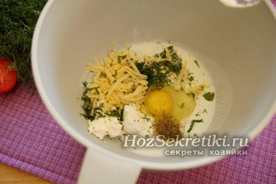 добавить яйцо, соль и специи
