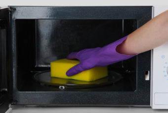 Как отмыть микроволновку от жира в домашних условиях