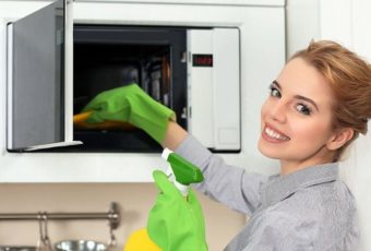 Как убрать неприятный запах в микроволновке: простые методы