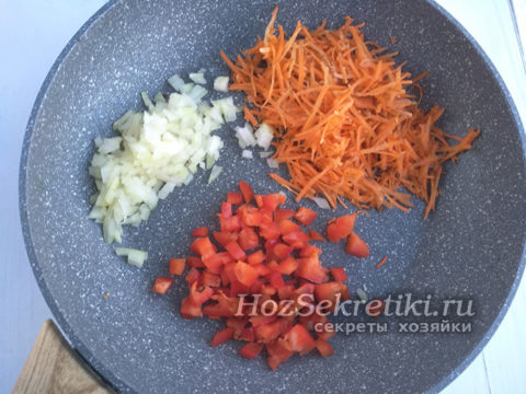 морковь, лук и перец обжарить
