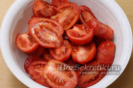 почистить и нарезать помидоры