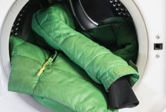 Как постирать куртку на синтепоне: ручная стирка, стирка в стиральной машине