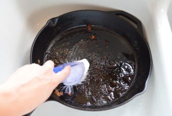 Чем быстро очистить нагар и жир со сковороды