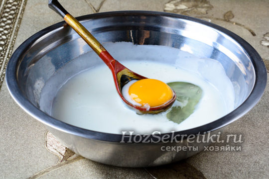 добавить яйцо и растительное масло