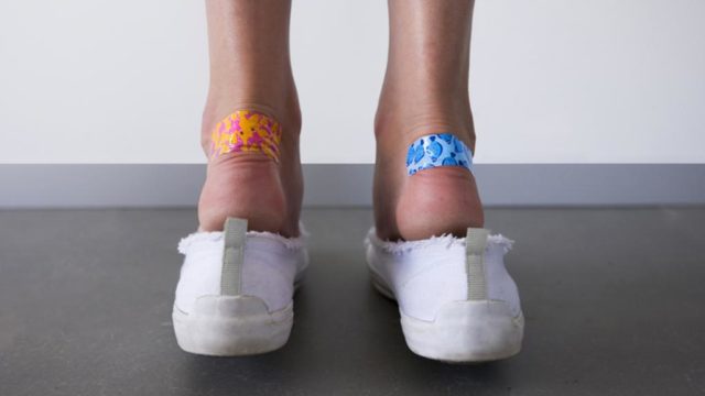 Обувь натирает пятки что делать: советы сапожника, как правильно растянуть обувь, как избежать появление мозолей
