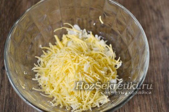 добавить натертый сыр и измельченный чеснок