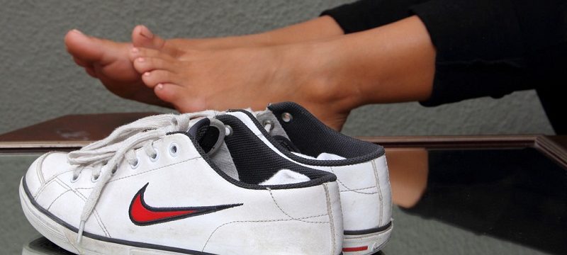 Как избавиться от запаха в кроссовках быстро в домашних условиях: эффективные простые методы