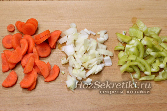 нарезать лук, морковь, сладкий перец