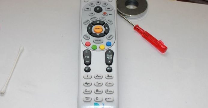 Чистка пульта от телевизора в домашних условиях