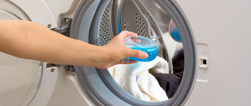 Куда заливать жидкий порошок в стиральной машине: особенности