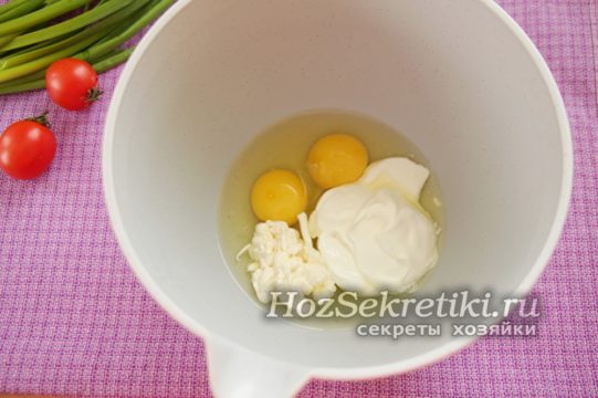 яйца, майонез, сметану перемешать