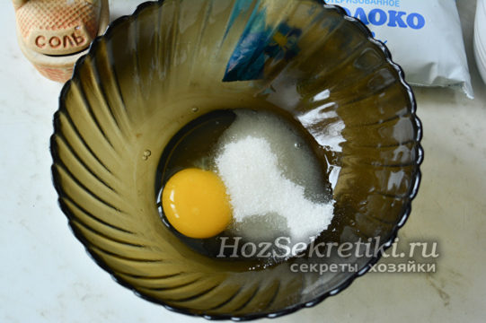 яйцо смешать с солью и сахаром