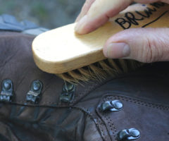Как избавиться от соли на обуви и не стереть краску