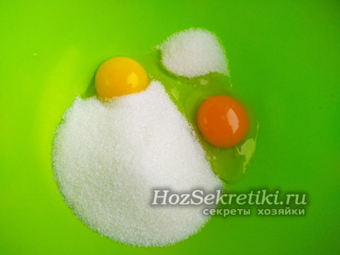 яйца растереть с сахаром